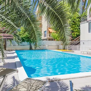 3* Hotel Plaza Con Piscina